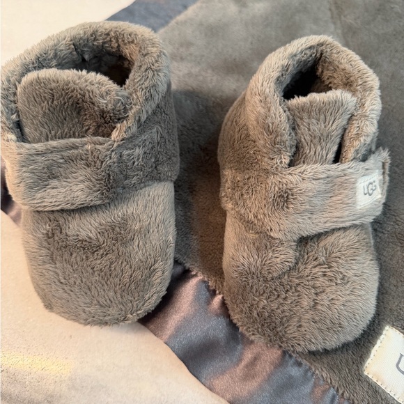 UGG Soft Gray Kids Slippers Bixbee and Lovey size 4/5 - Picture 3 of 12